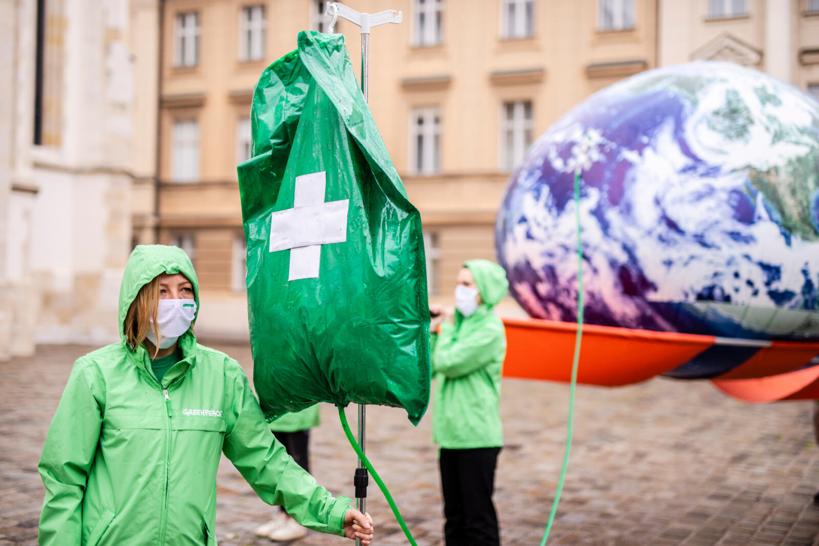 Près de 16 mois après le début de l'instruction, l'État a enfin répondu aux 2,3 millions de soutiens qui s'inquiètent de l'inaction climatique en France. Alors que les quatre organisations à l'origine du recours en justice (Notre Affaire à Tous, la Fondation Nicolas Hulot, Greenpeace France et Oxfam France) sont désormais soutenues par la Fondation Abbé Pierre et la Fédération Nationale d'Agriculture Biologique, qui ont apporté de nouveaux arguments au dossier, l'État s'est-il montré à la hauteur de l'enjeu climatique ? Décryptage de cette réponse.