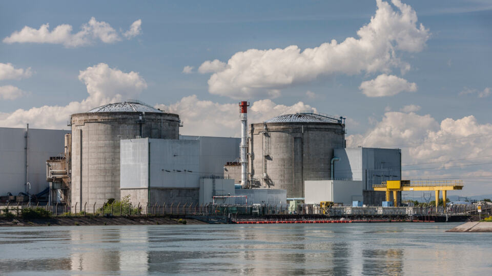 On y est ! L’arrêt du réacteur numéro 2 de Fessenheim, lundi 29 juin à minuit, a acté la fermeture définitive de cette vieille centrale nucléaire controversée. Après 43 ans d’activité, la doyenne du parc nucléaire français prend une retraite plus que méritée. Conçue pour durer 30 ans avec une marge maximum à 40 ans,  Fessenheim est truffée d’anomalies et cumule les problèmes de sûreté et de sécurité, justifiant pleinement l’arrêt de son activité. Maintes fois repoussée, sa fermeture marque un moment historique : c'est la première d'une longue série. La France compte 56 autres réacteurs vieillissants qui devront eux aussi rapidement fermer. Retour sur un long combat qui a démarré dès les années 70, et qui est loin d'être terminé.