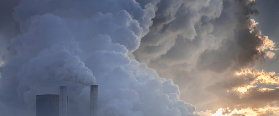  - Coal fired power station Niederaussem near Bergheim in the Rhenish lignite mining area. Steam coming out of cooling towers. Houses and fields in the foreground.Coal fired power plant owned by RWE Power AG.
Braunkohlekraftwerk Niederaussem bei Bergheim im Rheinischen Braunkohlerevier, betrieben von RWE Power AG. Dampf steigt aus Kuehltuermen auf. Haeuser und Felder im Vordergrund.