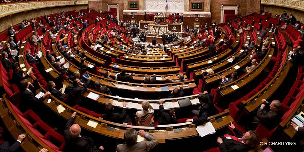 La semaine dernière, un amendement extrêmement dangereux et liberticide a été adopté en Commission des finances à l'Assemblée nationale, lors de l'examen du budget 2023. Cet amendement visait à supprimer les avantages fiscaux accordés aux donateurs et donatrices des associations dont les militant·es se rendraient coupables d'intrusion sur des sites agricoles ou industriels. Le gouvernement s'y est lui-même fort heureusement opposé et, au terme de débats houleux tard dans la soirée du 13 octobre, l'amendement a été rejeté en séance plénière par une large majorité de député·es, de même que deux autres amendements similaires (portant sur les intrusions dans les centrales nucléaires et l'aide aux étrangers en situation irrégulière). Un vrai soulagement pour toutes les ONG lanceuses d'alerte, dont Greenpeace France. Mais cela rappelle aussi les menaces qui pèsent sur les libertés fondamentales et la nécessité de les défendre ardemment.