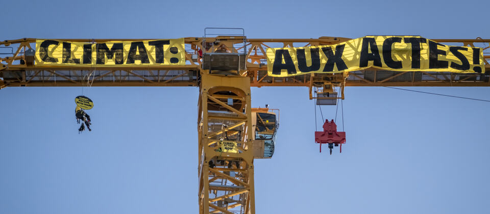 Jeudi 9 juillet à l'aube, des activistes de Greenpeace se sont hissé·es au sommet de la plus haute grue d’Europe de Notre-Dame à Paris à 80 mètres du sol, pour y déployer une bannière portant le message « Climat : aux actes ! ». A qui s’adressent-ils ? Directement à Emmanuel Macron, pour dénoncer son inaction climatique.