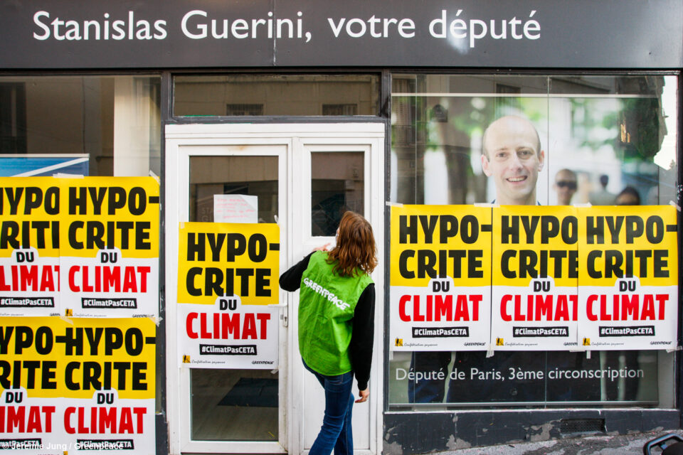  - CLIMAT PAS CETA. GREENPEACE ET LA CONFEDERATION PAYSANNE DENONCENT L'HYPOCRISIE DE DEPUTES LREM CONCERNANT LE CETA AVEC SON ACTION #CLIMATPAS CETA. ICI AU SIEGE DU DEPUTE LREM, STANISLAS GUERINI. FRANCE, PARIS, 17E. 23 JUILLET 2020.