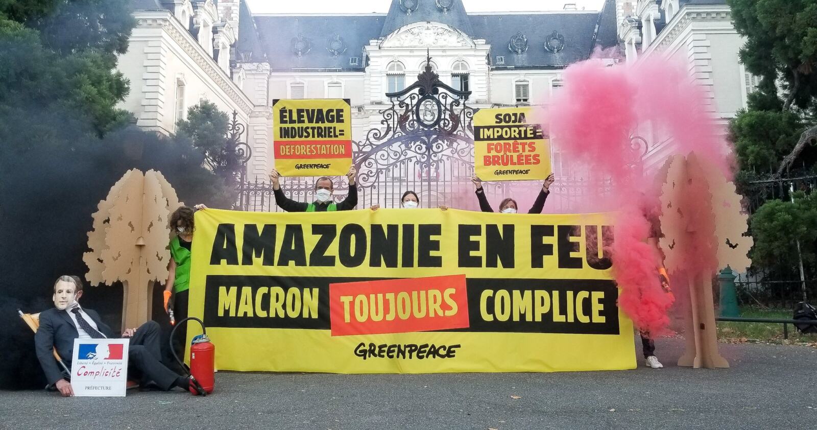 Ce jeudi matin, 9 militant·es de Greenpeace Annecy se sont mobilisé·es devant