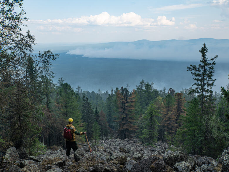 Des volontaires de Greenpeace Russie aident à combattre les incendies dans la réserve de Denezhkin Kamen près des montagnes de l'Oural-6-2