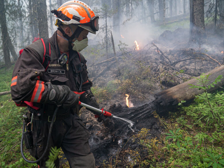 Des volontaires de Greenpeace Russie aident à combattre les incendies dans la réserve de Denezhkin Kamen près des montagnes de l'Oural-6-2