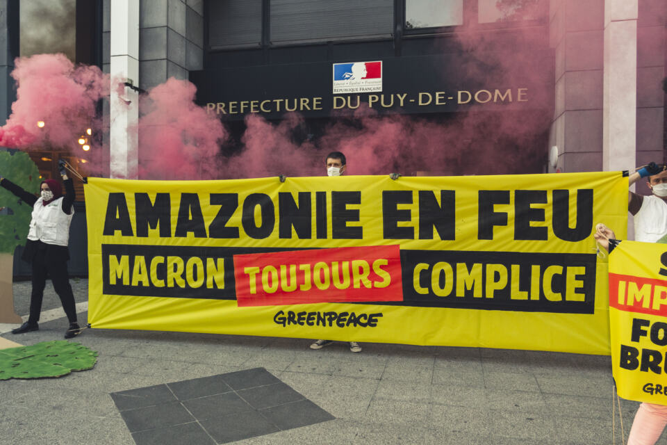 Hier, jeudi 27 août, lors d'une journée de mobilisation nationale, les militantes et militants du groupe local de Clermont-Ferrand se sont mobilisé.e.s pour dénoncer l'inaction du gouvernement face aux incendies dévastant l'Amazonie.