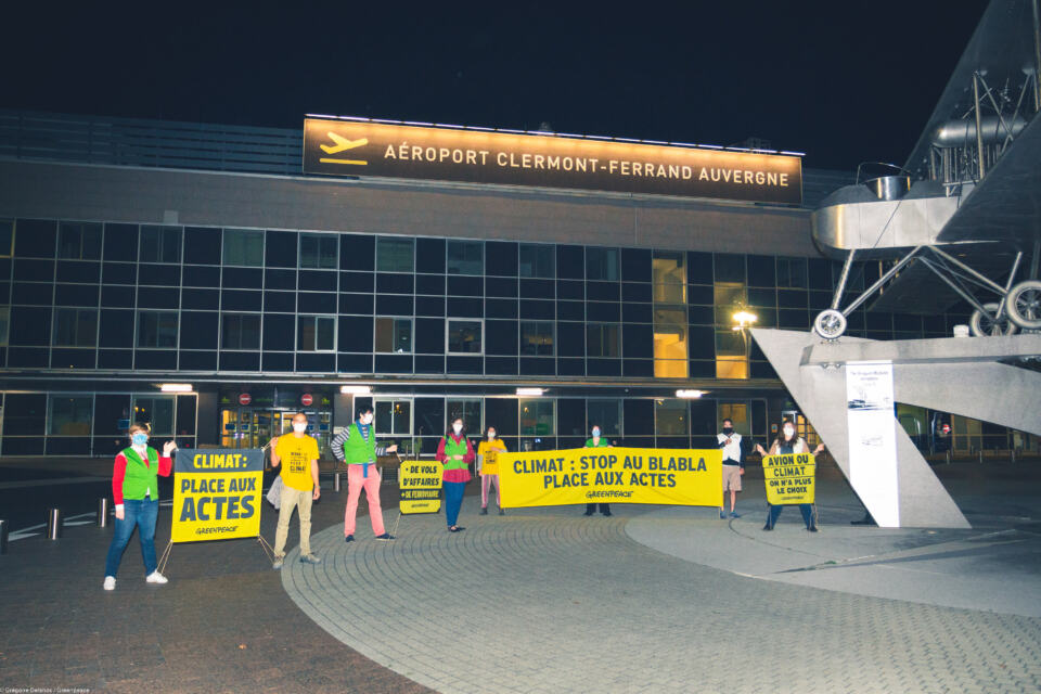 Au début de l’été avait été annoncé par Air France l’abandon de la ligne aérienne Aulnat-Orly. Cependant, dès le 14 septembre 2020, la compagnie aérienne Amelia prendra le relais pour 22 vols hebdomadaires qui sont principalement des vols d’affaires.
Ce matin, à l'heure du départ du premier avion, les militant.e.s de Greenpeace Clermont-Ferrand et ANV COP21 63 se sont donc rendu.e.s devant l'aéroport pour protester contre le retour de cette ligne aérienne. 