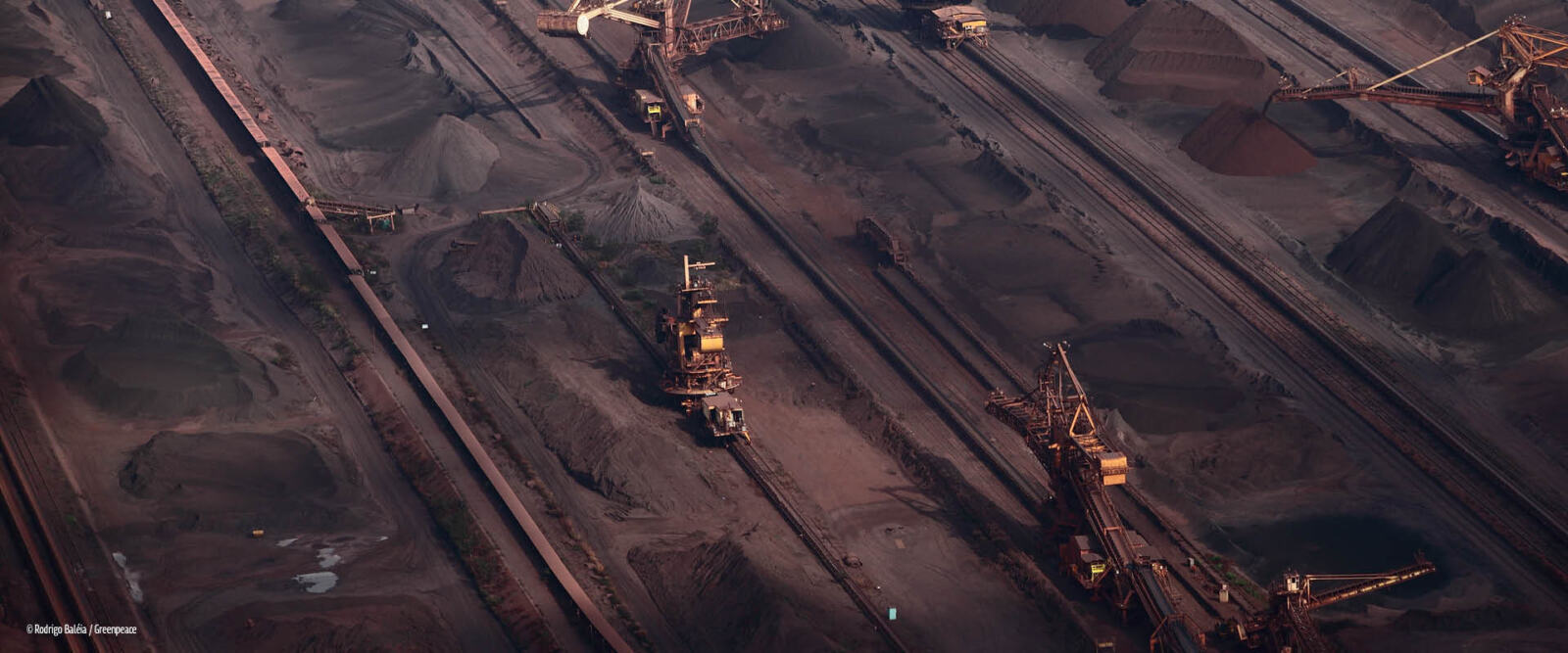 En terme de capitalisme et d'écologie, une règle est irréfutable : plus on est riche, plus on pollue. Les plus riches ont une empreinte carbone beaucoup plus importante que les plus pauvres, non seulement en raison de leur consommation et de leur mode de vie, mais aussi en lien avec leur patrimoine financier. En partant de ce constat, Greenpeace France propose une mesure concrète pour aller dans le sens de plus de justice sociale et environnementale : rétablir un impôt sur la fortune, qui soit directement indexé sur les émissions de gaz à effet de serre induites par les produits financiers bancaires des ménages les plus riches. Dans un rapport, téléchargeable sur cette page, nous mettons en avant les fondements d'une telle proposition et détaillons les moyens pour la mettre en œuvre. Décryptage.