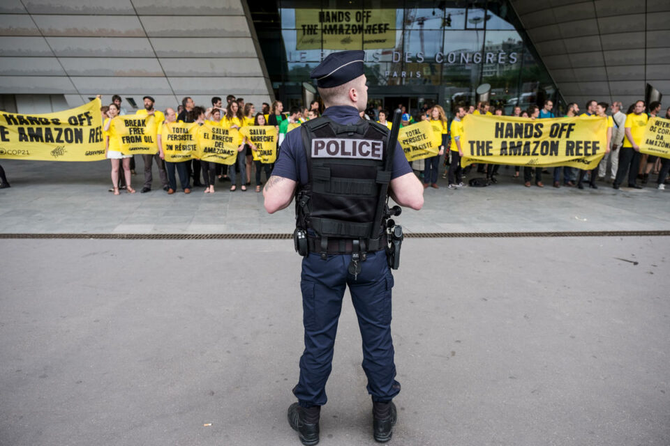 Du 17 au 20 novembre, l'Assemblée nationale examinera la proposition de loi « Sécurité globale », soutenue par le gouvernement. Si une telle loi entrait en vigueur en l’état, elle constituerait une grave atteinte au droit à l’information, à la liberté d’expression, au respect de la vie privée et à la liberté de manifestation. Aux côtés d’autres organisations de la société civile, Greenpeace France décrypte les enjeux de ce texte et appelle à la mobilisation citoyenne.