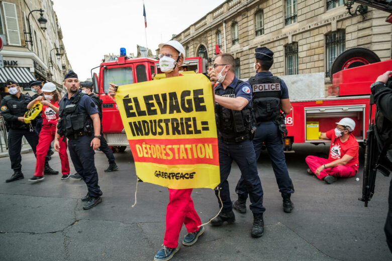 Access Blockade Action with a Fire Truck in front of the Elysée. © Simon Lambert