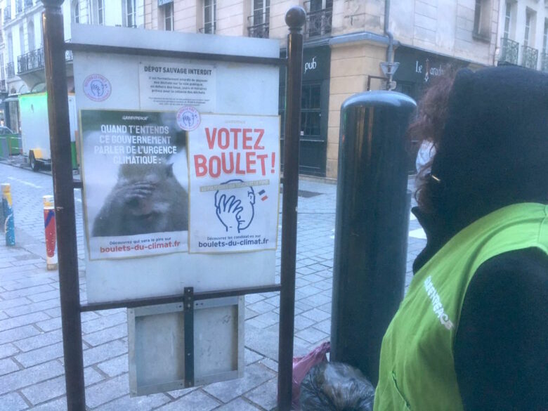 Militants posant une affiche