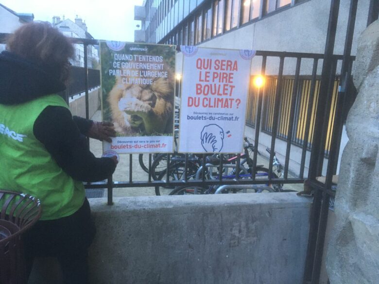 Militants posant une affiche