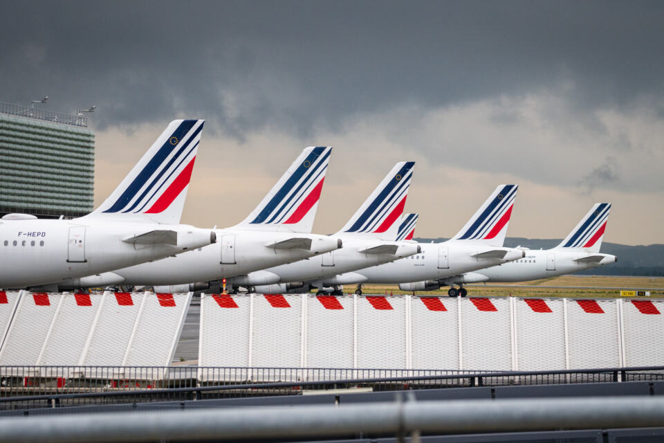 La crise du Covid-19 a ébranlé le secteur aérien en clouant les avions au sol. C’est une occasion unique pour réorienter le secteur vers un modèle soutenable et compatible avec les limites planétaires. Cependant, les signaux envoyés pour l’instant par le gouvernement laissent penser qu’il ne compte pas réduire durablement le trafic aérien, comme l’exige pourtant l’urgence climatique, ni anticiper les enjeux sociaux de cette évolution avec les travailleuses et les travailleurs du secteur.