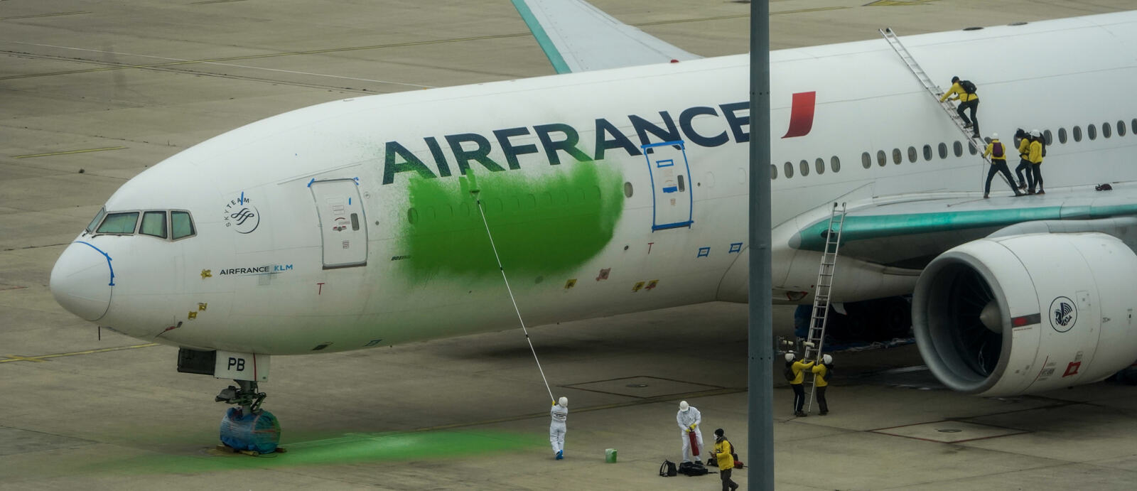 Ce matin, des activistes de Greenpeace se sont introduit·es sur le tarmac de l'aéroport Roissy-Charles de Gaulle pour dénoncer le greenwashing du gouvernement sur l'aérien. Face à la crise climatique, il est nécessaire de réguler et réduire le trafic aérien pour qu'il soit compatible avec l'accord de Paris, tout en anticipant la reconversion de ce secteur et les conséquences sociales que cela aurait pour l'ensemble des travailleurs et travailleuses affecté·es.