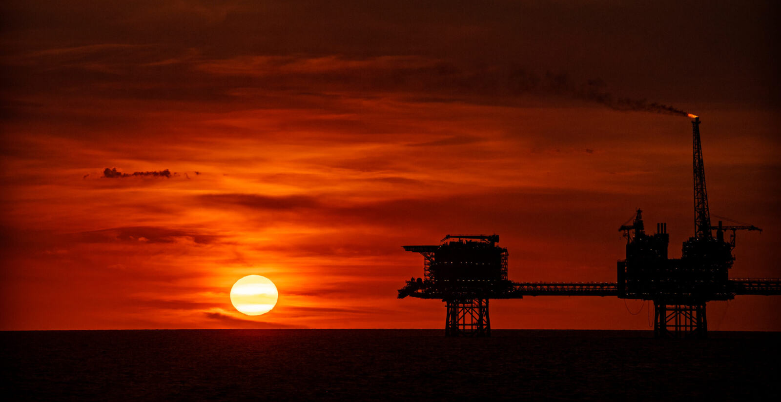 La major pétrolière Total a annoncé le 9 février dernier qu'elle souhaitait changer de nom pour devenir Total Energies. Cette décision s'ancre dans la stratégie plus générale du groupe de verdir sa communication, à défaut de réduire son empreinte carbone. Avec ce nouveau nom, la multinationale accro au pétrole et au gaz met en scène sa pseudo transformation en leader de l'énergie verte. Elle nous fait croire qu'elle va diversifier ses activités énergétiques. En réalité, il n'en est rien, et la trajectoire de la multinationale nous mène tout droit dans le mur du crash climatique.