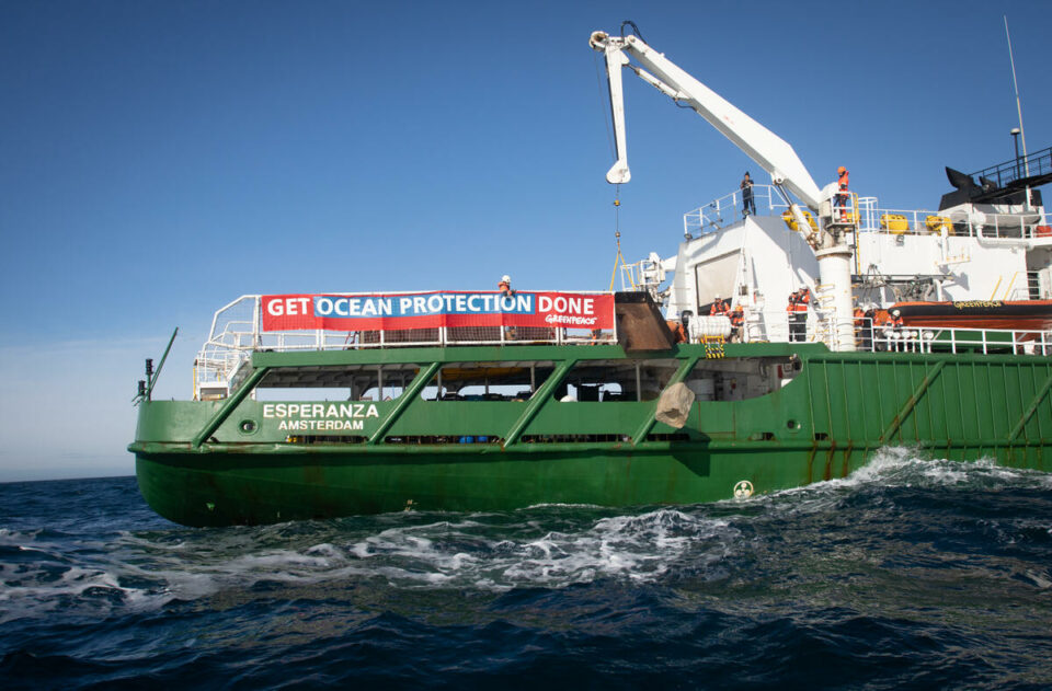 En 2019, les chalutiers industriels ont passé plus de 3000 heures à ratisser les fonds marins de cette aire marine protégée, au large des côtes britanniques. Face à l’inaction des autorités, il était temps d’agir concrètement pour arrêter ce pillage.