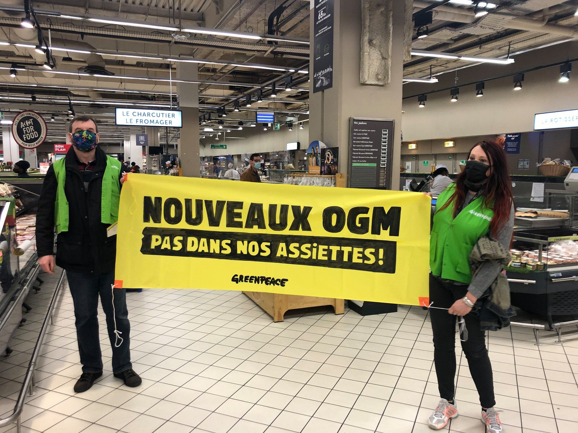 Militants tenant une banderole