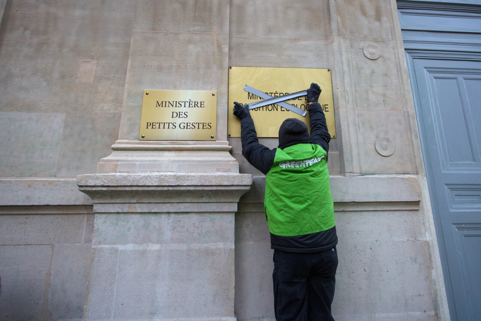 En amont de la marche pour une vraie loi climat le 28 mars, nous avons organisé une mobilisation aux côtés de plusieurs organisations le 26 mars pour dénoncer l'inaction du gouvernement et de sa ministre du Logement, Emmanuelle Wargon au sujet de la rénovation des logements passoires et mal isolés. Face à la crise climatique, il est urgent de mettre un coup d'accélérateur pour rénover le parc immobilier français, 2e secteur le plus émetteur de gaz à effet de serre. Un impératif aussi bien social que climatique.