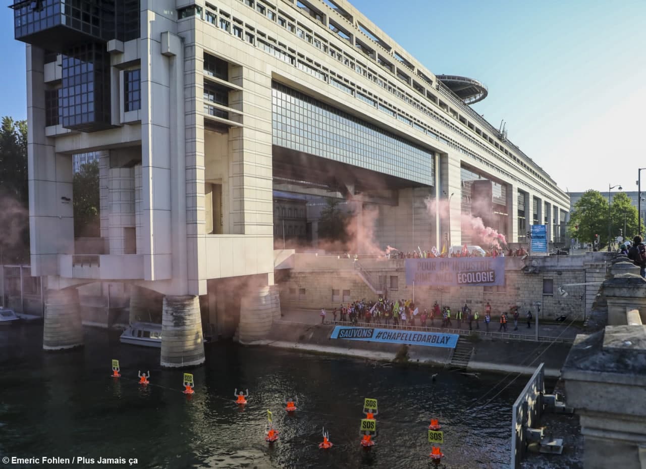 Ce mercredi une centaine de militant·es, syndicalistes et représentants des salariés ont mené une action devant le Ministère de l'Économie. Objectif : sauver la papeterie de Chapelle-Darblay qui est en danger.