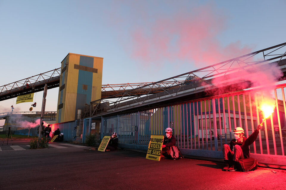 10 activistes de Greenpeace France bloquent un entrepôt de soja dans le port de Saint-Nazaire, premier port d’importation de soja en France. L’objectif : dénoncer l’inaction du gouvernement sur le sujet de la déforestation importée. - © Sidney Léa Le Bour / Greenpeace