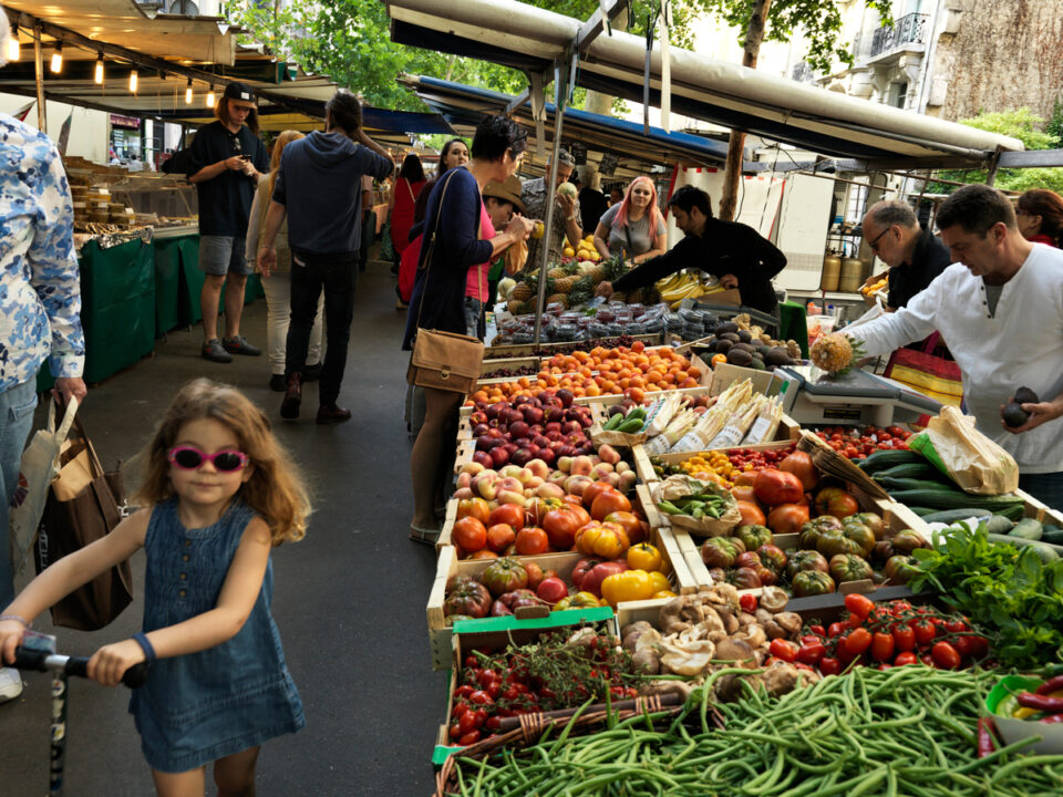 Ecological Produce at Farmers Market in Paris. © Peter Caton - © Peter Caton / Greenpeace