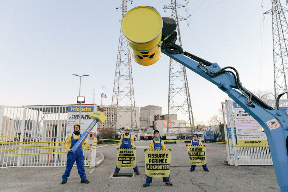 Le 29 juin prochain, 34 activistes de Greenpeace comparaîtront devant le tribunal correctionnel de Valence suite à leur intrusion dans la centrale nucléaire du Tricastin. Pour les soutenir face aux poursuites judiciaires en cours et rappeler l’importance de planifier la fermeture des centrales les plus vétustes, nous avons organisé des rassemblements dans plusieurs villes de France pour sensibiliser la population au risque nucléaire. Vous pouvez à votre tour témoigner votre soutien aux activistes !