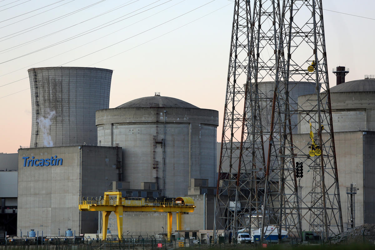 Que se passerait-il en cas d'accident grave à la centrale nucléaire du Tricastin ? En fonction des conditions météorologiques, toute la France mais aussi l'Europe pourraient être touchées : Montélimar, Valence, Lyon, Marseille mais aussi Bordeaux et Paris ou encore Munich, Milan et Barcelone. C'est ce que révèlent les cartes de dispersion de la radioactivité réalisées par l'Institut Biosphère, en partenariat avec Greenpeace France.