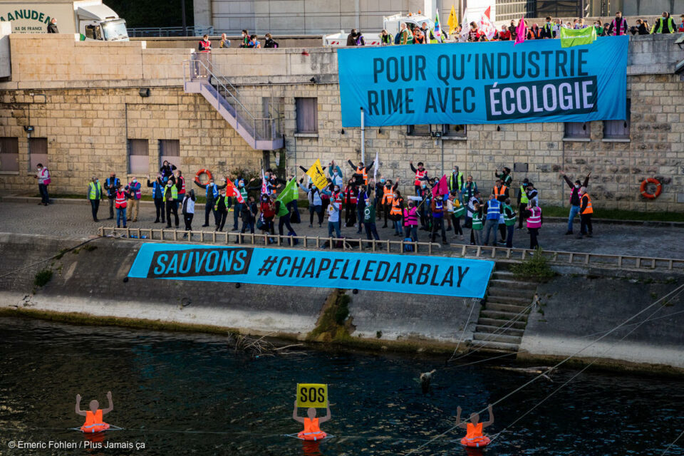 Chapelle-Darblay était la seule usine en France à produire du papier journal 100% recyclé, jusqu’à sa fermeture il y a un an. Après des mois de mobilisation, l’avenir s’éclaire enfin : la métropole de Rouen a annoncé son intention de préempter le site, ce qui permettrait de sauver les emplois et les activités dont ils dépendent. Alors que le groupe UPM, propriétaire de l’usine, comptait céder le site au profit d’un projet hasardeux de production d’hydrogène, cette préemption rebat les cartes. C’est le moment de prouver que l’écologie, l’industrie et l’emploi doivent être au cœur des préoccupations.