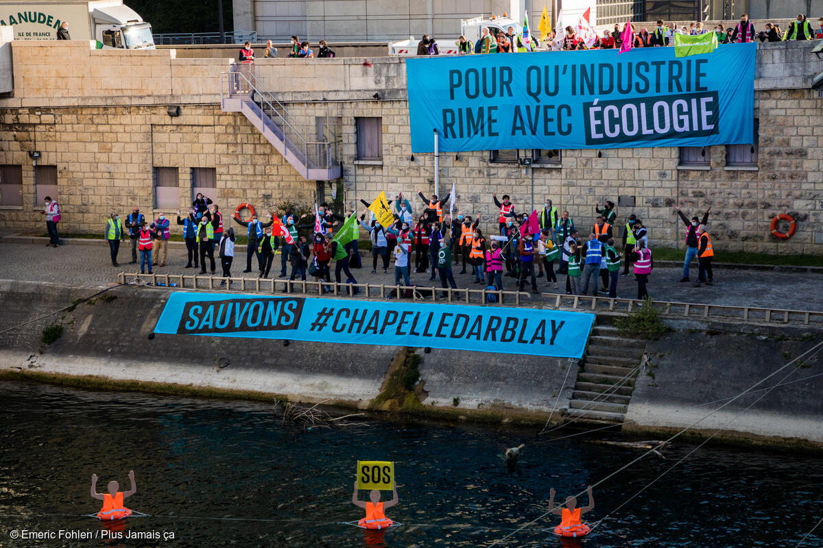 Chapelle-Darblay était la seule usine en France à produire du papier journal 100% recyclé, jusqu'à sa fermeture il y a un an. Après des mois de mobilisation, l'avenir s'éclaire enfin : la métropole de Rouen a annoncé son intention de préempter le site, ce qui permettrait de sauver les emplois et les activités dont ils dépendent. Alors que le groupe UPM, propriétaire de l'usine, comptait céder le site au profit d'un projet hasardeux de production d'hydrogène, cette préemption rebat les cartes. C'est le moment de prouver que l'écologie, l'industrie et l'emploi doivent être au cœur des préoccupations.