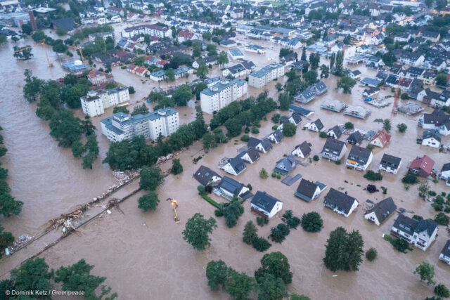 Vue aérienne de la ville de Bad Neuenahr, en Allemagne, dont de nombreux quartiers ont été inondés mi-juillet 2021 © Dominik Ketz / Greenpeace