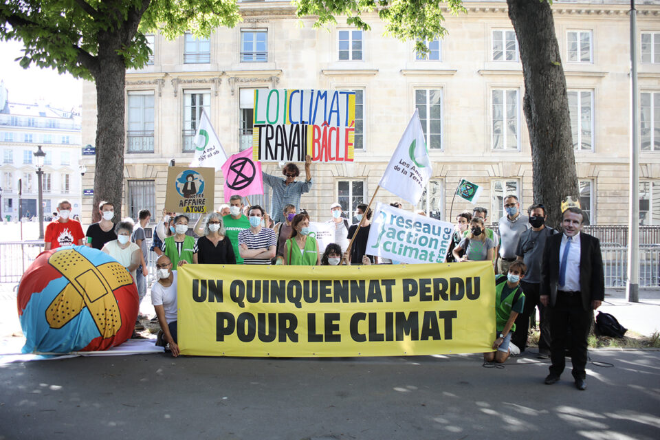 Fausses promesses, mépris du processus démocratique initié, manque d’ambition et de réalisme face à l’urgence climatique, voilà un bon résumé de l’histoire de la loi Climat et résilience. Depuis la publication du rapport des 150 de la Convention citoyenne pour le climat, jusqu’au vote définitif du texte à l’Assemblée nationale ce 20 juillet 2021, la montagne a accouché d’une souris verte.