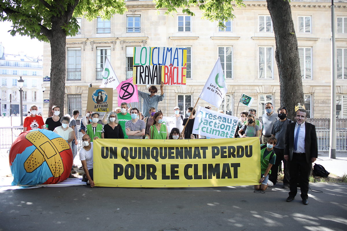 Fausses promesses, mépris du processus démocratique initié, manque d'ambition et de réalisme face à l'urgence climatique, voilà un bon résumé de l'histoire de la loi Climat et résilience. Depuis la publication du rapport des 150 de la Convention citoyenne pour le climat, jusqu'au vote définitif du texte à l'Assemblée nationale ce 20 juillet 2021, la montagne a accouché d'une souris verte.