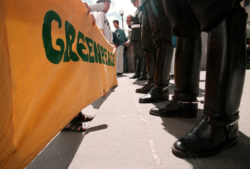 Nous organisons une action directe non-violente pour pousser les responsables politiques et économiques à débattre et agir - Greenpeace et des étudiants locaux défilent pour exiger la protection des mangroves. Quito, Equateur. 