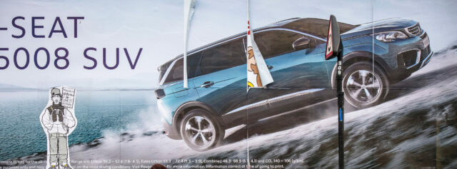 Panneau publicitaire pour un SUV