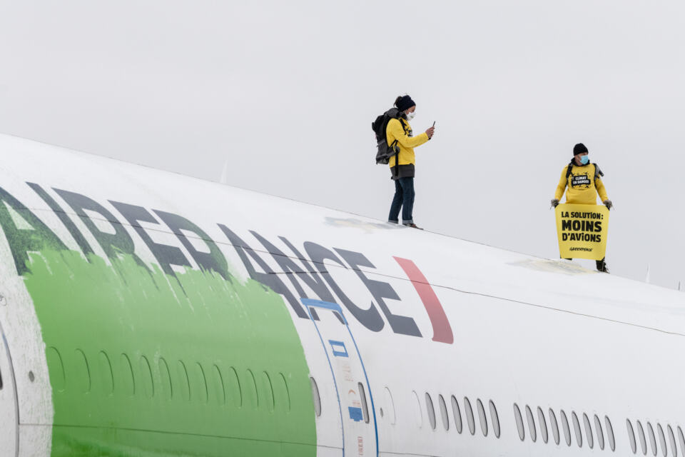 Neuf activistes de Greenpeace sont poursuivi·es pour avoir repeint un avion en vert sur le tarmac de Roissy - Charles de Gaulle en mars 2021, dans l’objectif de dénoncer le greenwashing du gouvernement sur la question du transport aérien et de son impact climatique. Ils et elles ont voulu dénoncer avec force et courage l’entêtement du gouvernement à tout miser sur des solutions qui n’en sont pas vraiment, notamment “l’avion vert”.