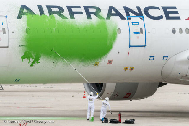 Des activistes Greenpeace peignent un avion en vert pour dénoncer le greenwashing du gouvernement