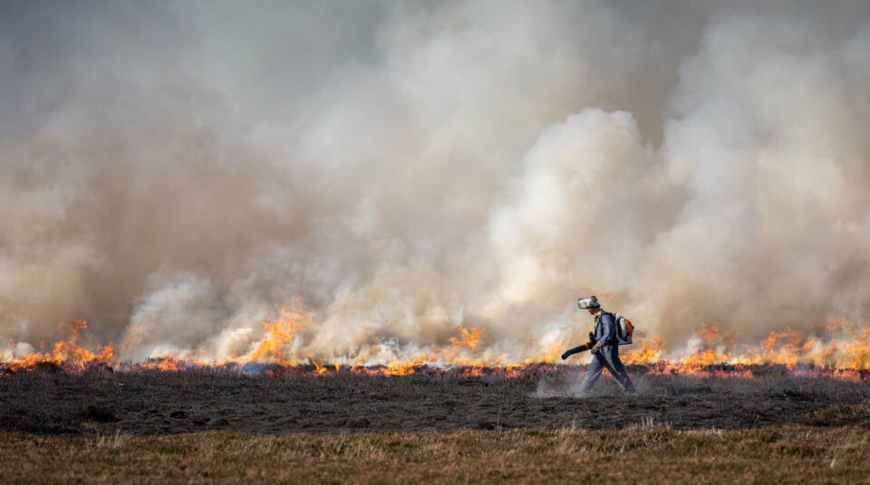 La COP26 se tient à Glasgow du 31 octobre au 12 novembre, peu après la semonce du dernier rapport du GIEC nous alertant sur les graves conséquences d’un dérèglement climatique déjà en marche. Que peut la COP26 ? Quelles négociations vont se jouer ? Où en est l’accord de Paris ? La diplomatie climatique n’est pas une mince affaire, tâchons de faire le point.