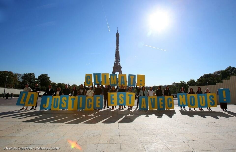 C’est fait ! Trois ans après avoir lancé une action en justice contre l’Etat français et son inaction face à la crise climatique, la décision est tombée : l’Etat est condamné pour ses manquements en matière de lutte contre le changement climatique, et la justice lui a ordonné non seulement d’agir pour réduire ses émissions de gaz à effet de serre mais aussi de réparer les conséquences de son inaction ces dernières années. Cette victoire est tout simplement historique et marque une étape clé pour la justice climatique. Elle est le fruit d’efforts collectifs et de l’incroyable mobilisation de plus de 2,3 millions de personnes qui ont répondu à notre appel pour le climat ! 