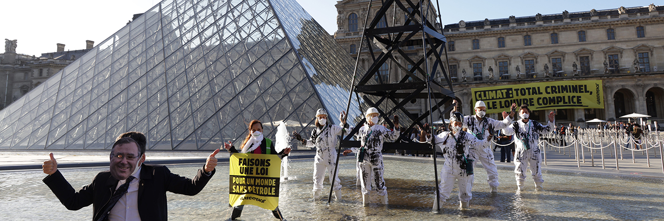 Ce mercredi 6 octobre au matin, des activistes de Greenpeace France occupent l'esplanade du Louvre pour dénoncer le partenariat entre TotalEnergies et le musée du Louvre. 