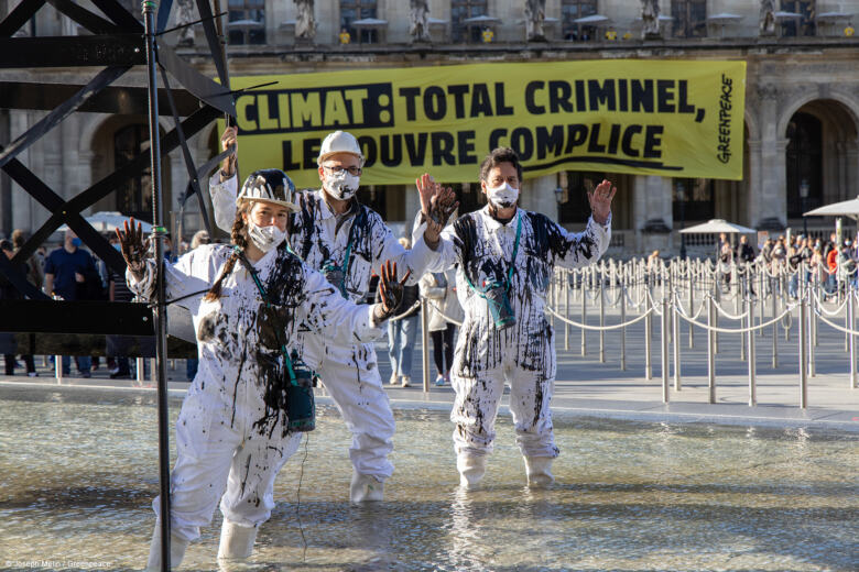 Des militants et militantes de Greenpeace dénoncent le mécénat culturel de l'industrie des combustibles fossiles devant le Louvre