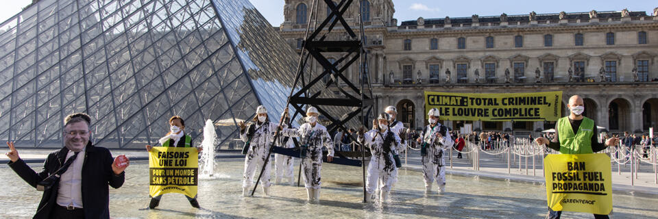 Greenpeace se mobilise devant le Louvre pour dénoncer le mécénat culturel exercé par les industries de combustibles fossiles - © Joseph Melin