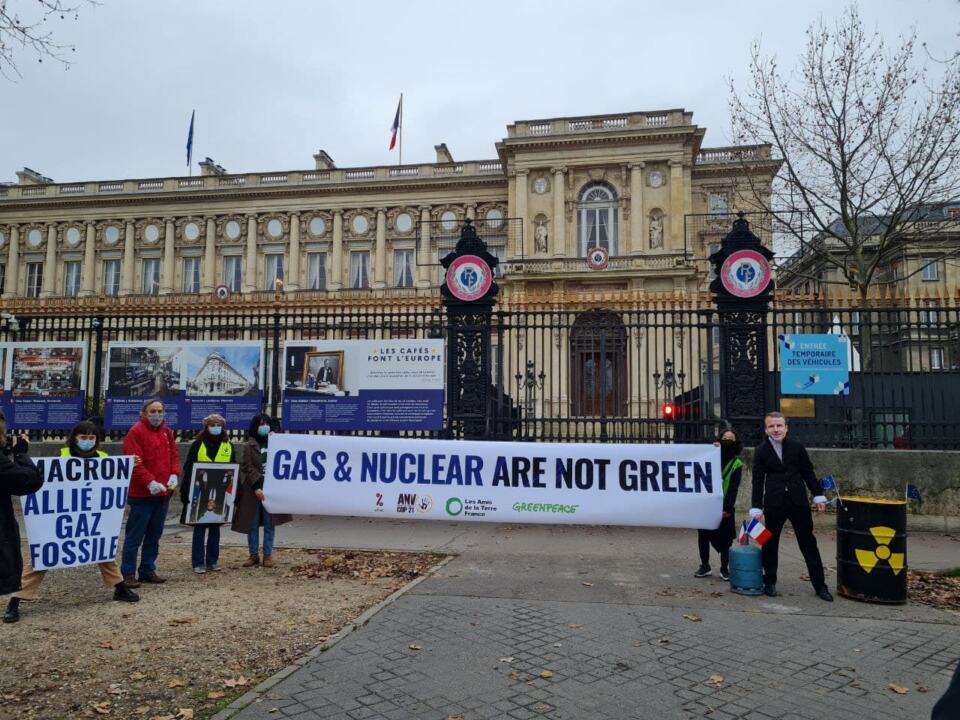 Pour sauver l’industrie du nucléaire, Emmanuel Macron défend les intérêts du gaz fossile en Europe en créant des alliances toxiques pour le climat. 