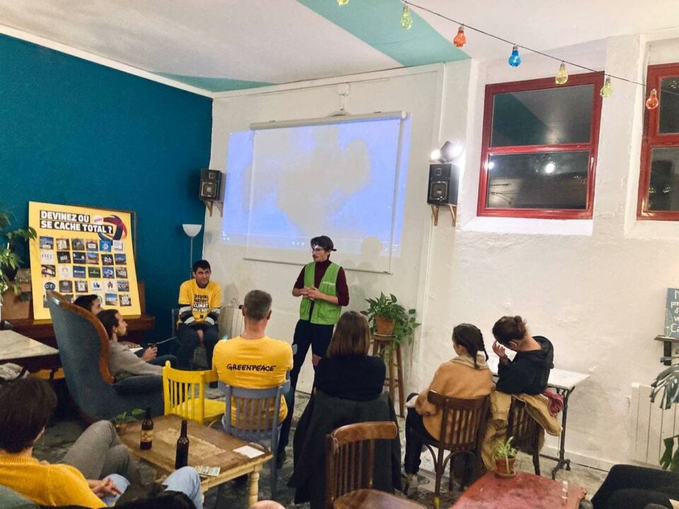 Lundi 11 octobre 2021, les militantes et militants de Greenpeace Clermont-Ferrand étaient présent·es au café lecture Les Augustes pour la projection du documentaire réalisé par Greenpeace France, intitulé « L’Emprise Total ».