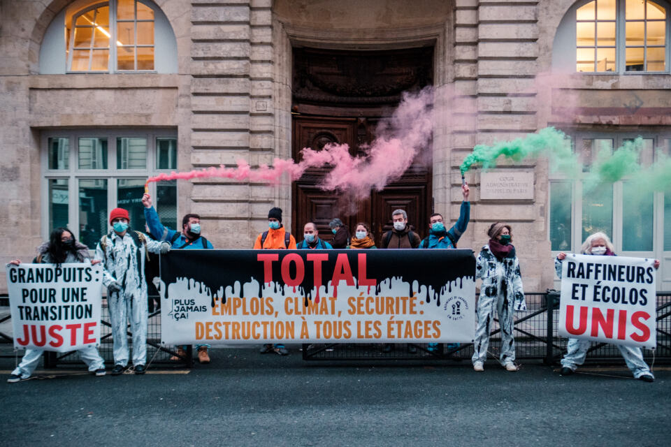 (Mis à jour le 27 janvier 2022) Nos militants et militantes et celles et ceux d’organisations membres du collectif Plus jamais ça soutiennent les salariés de la raffinerie de Grandpuits face aux projets de reconversion du site par Total. La multinationale des énergies fossiles ne se contente pas de détruire l’environnement et de nuire au climat. Elle n’hésite pas non plus à pratiquer à grande échelle le greenwashing et à mettre en danger les travailleurs. Avec les salariés de Grandpuits et les syndicats et associations de Plus jamais ça, nous sommes mobilisé·es pour défendre une planète et des emplois durables, face à des industries pétrolières et gazières sans scrupules. 