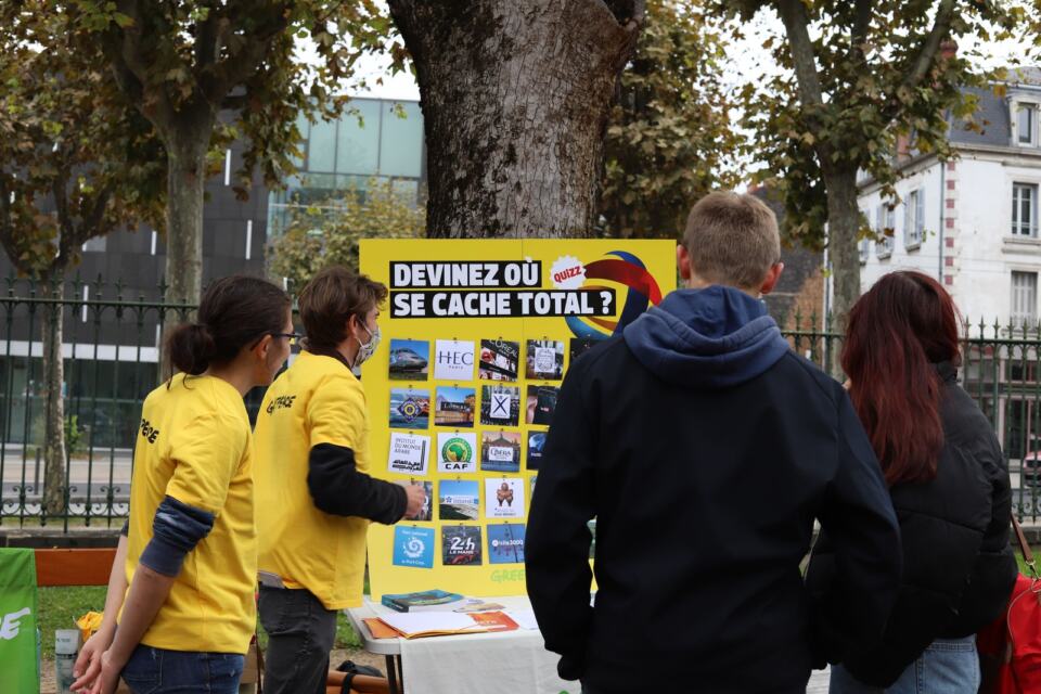 Samedi 9 octobre, les militantes et militants de Greenpeace Clermont-Ferrand se sont mobilisé·es afin de dénoncer l’influence du géant pétro-gazier Total dans les institutions françaises.