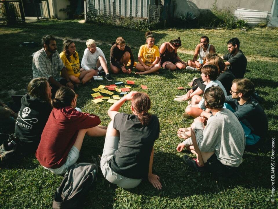 La deuxième édition du Camp Climat Auvergne s’est tenue à Sauxillanges du 25 au 29 août 2021. Organisé par Alternatiba 63, ANV-COP21 63 et Greenpeace Clermont-Ferrand, le camp a réuni une cinquantaine de personnes : militant·es débutant·es comme chevronné·es, porteur·ses de projets et citoyen·nes se demandant comment agir. Leur volonté : se former à la lutte face à l’urgence climatique et sociale.