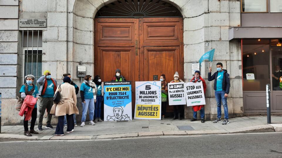 Ce 26 mars, pose photos devant le siège de Emilie CHALAS, pour interpeller sur 