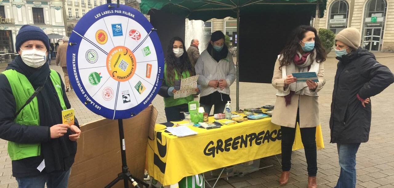 Samedi, nos bénévoles étaient sur la place Graslin à Nantes avec la roue des labels. Objectif : sensibiliser les consommateurs aux impacts de l'industrie agroalimentaire.