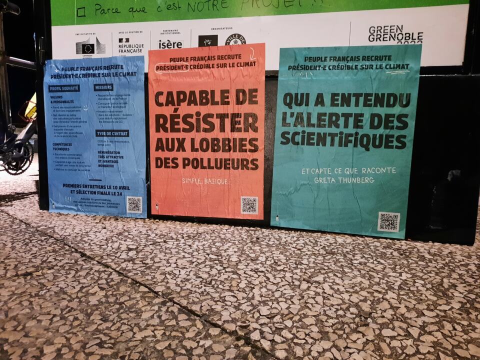 Petit collage d’affiches, ce dimanche soir, à la tombée de la nuit, pour int