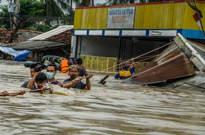 Le Groupe d’experts intergouvernemental sur l’évolution du climat (GIEC) publie aujourd’hui son dernier rapport. Il donne des informations fondamentales sur les impacts qu’aura le réchauffement du climat pour les populations, et sur les façons de s’adapter et d’atténuer les menaces, en augmentation. Pourtant, en France, moins de 3% du temps de débat dans la campagne présidentielle traite du climat. Nous publions ici une synthèse sans appel : jamais l’humanité n’a fait face à une telle menace climatique. L’inaction des gouvernements est ce qui nous scandalise le plus. 